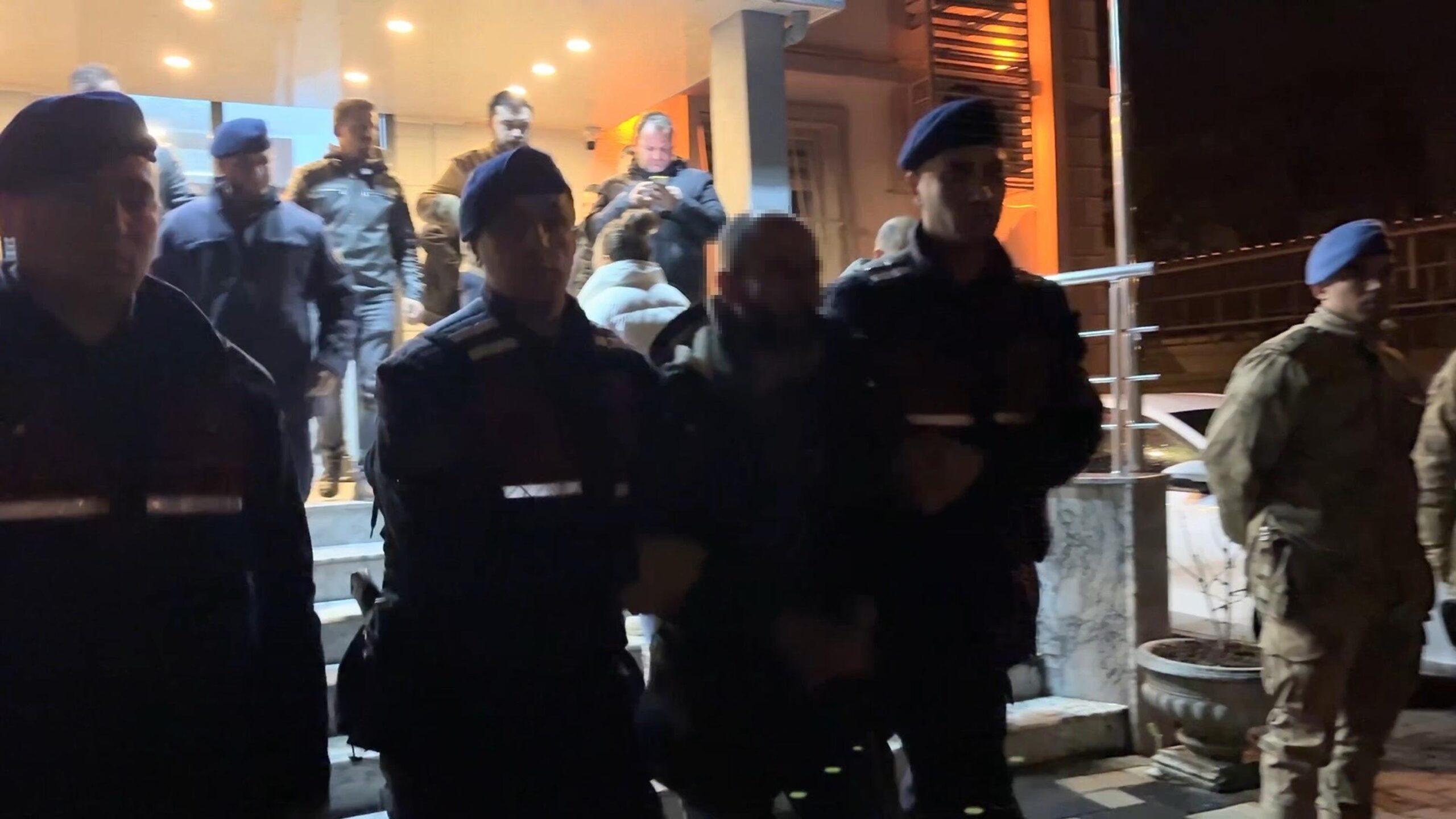 Aydın merkezli yürütülen operasyonda, yüksek faizle borçlandırdıkları vatandaşları baskı ve