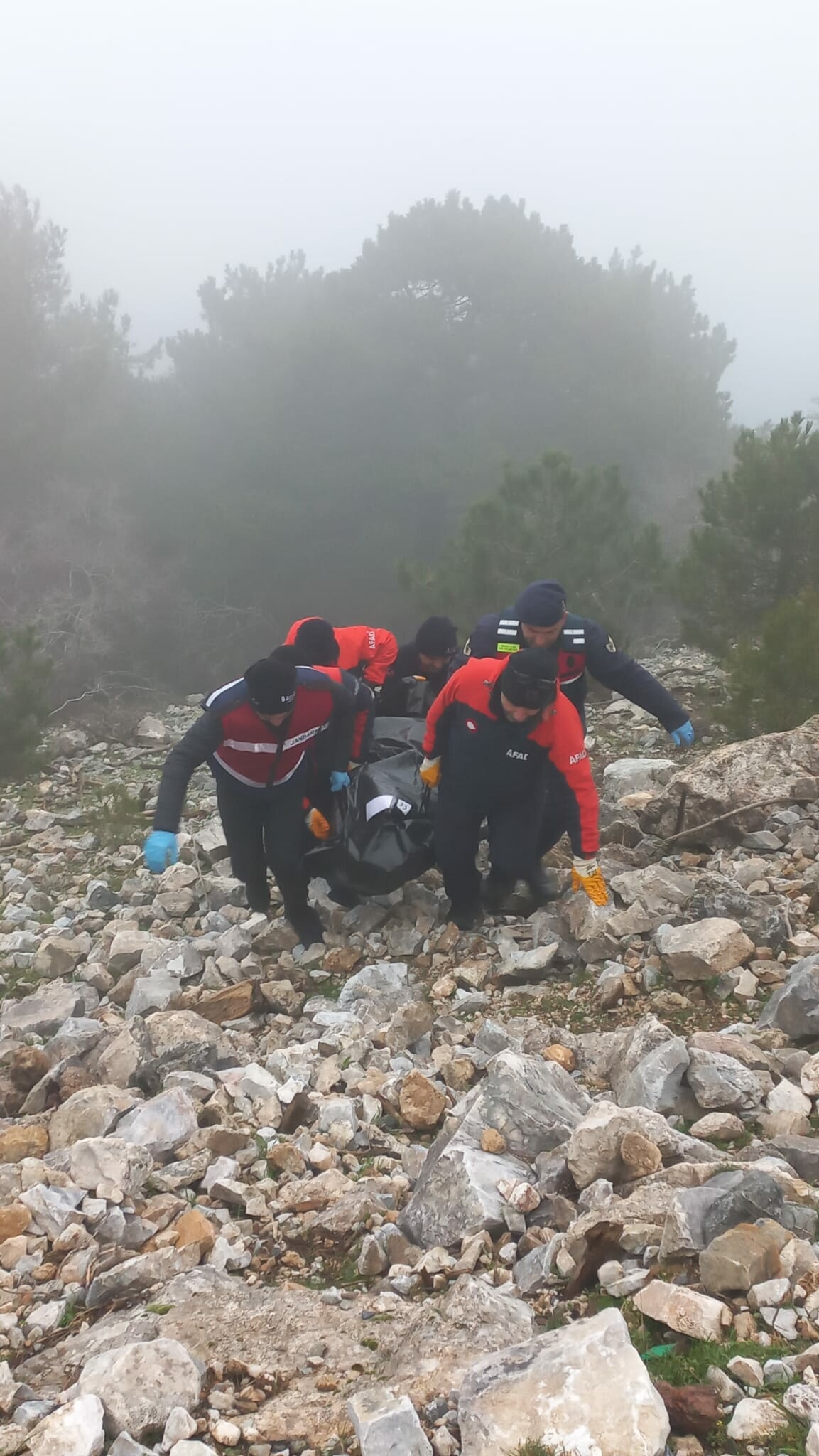 Aydın’ın Kuşadası ilçesinde 46 yaşındaki Mehmet Çiftçi, bir uçurumun kenarında