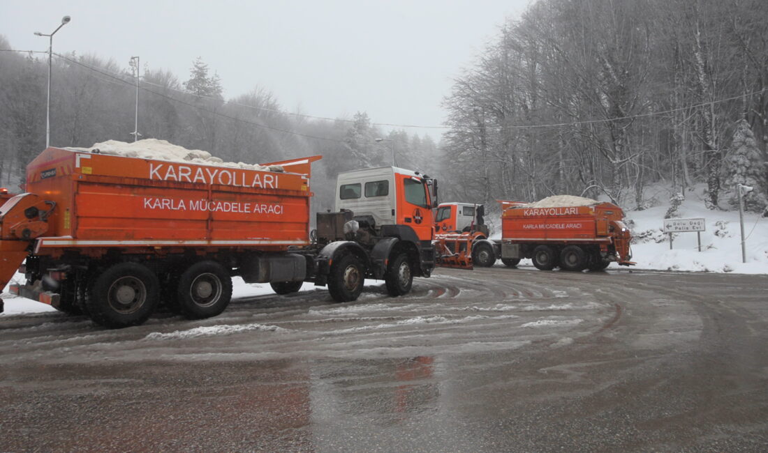Bolu Dağı geçişinde etkili olan kar yağışı ve yoğun sis,