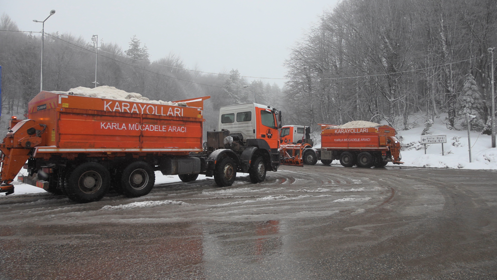 Bolu Dağı geçişinde etkili olan kar yağışı ve yoğun sis,