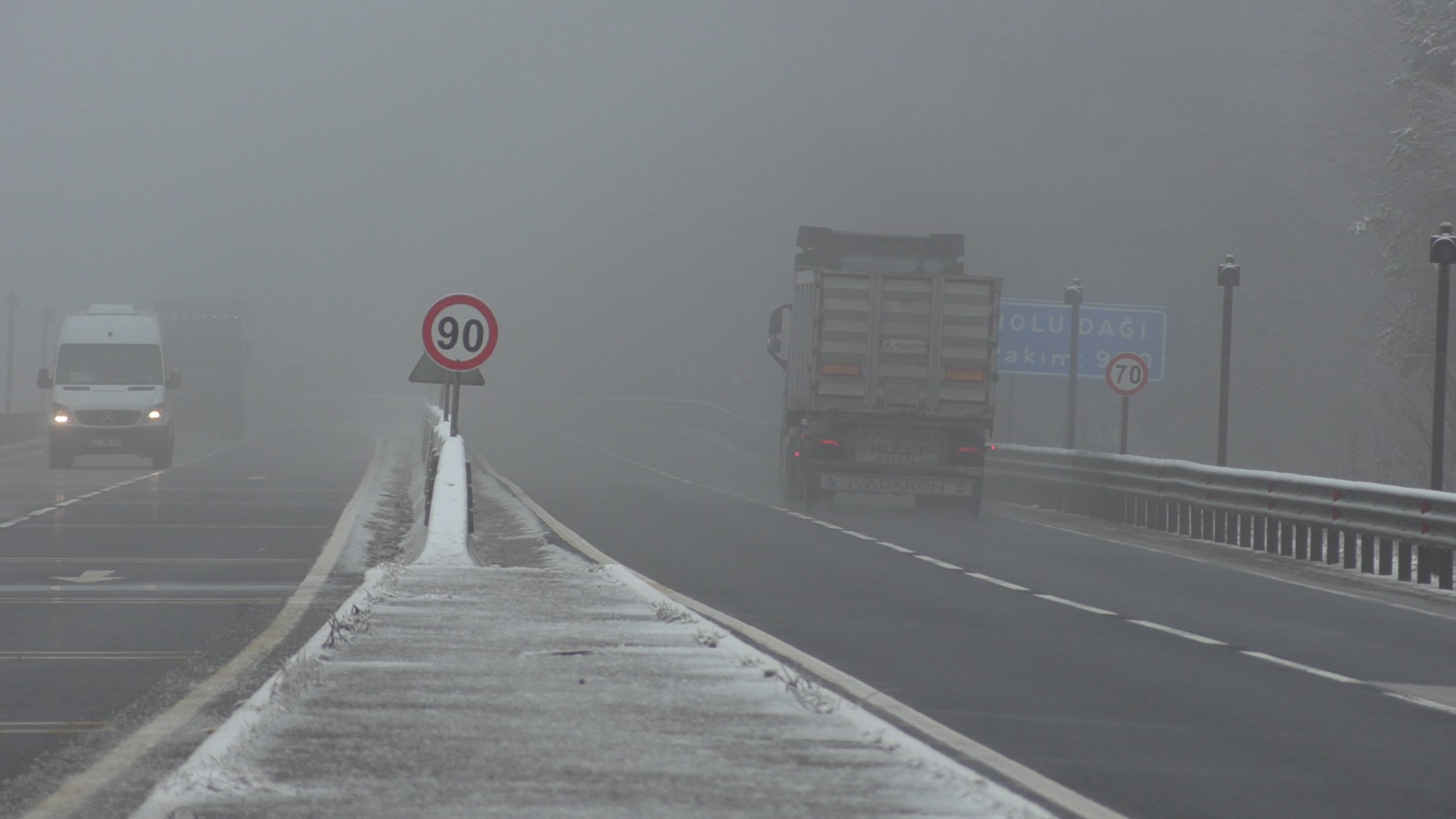 Bolu Dağı’nın D-100 kara yolu geçişinde etkili olan yoğun sis