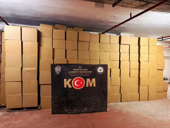 Bursa’da polis ekiplerinin düzenlediği eş zamanlı operasyonda, milyonlarca kaçak makaron