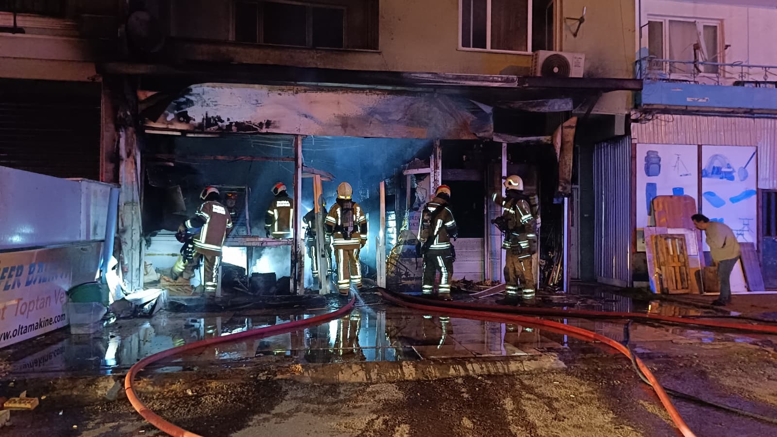 Bursa’nın Osmangazi ilçesinde balık ve av malzemeleri satışı yapılan bir