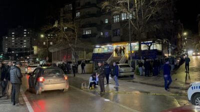 Bursa’nın Yıldırım ilçesinde bir kahvehaneden çıkarak araçlarına binmek isteyen iki