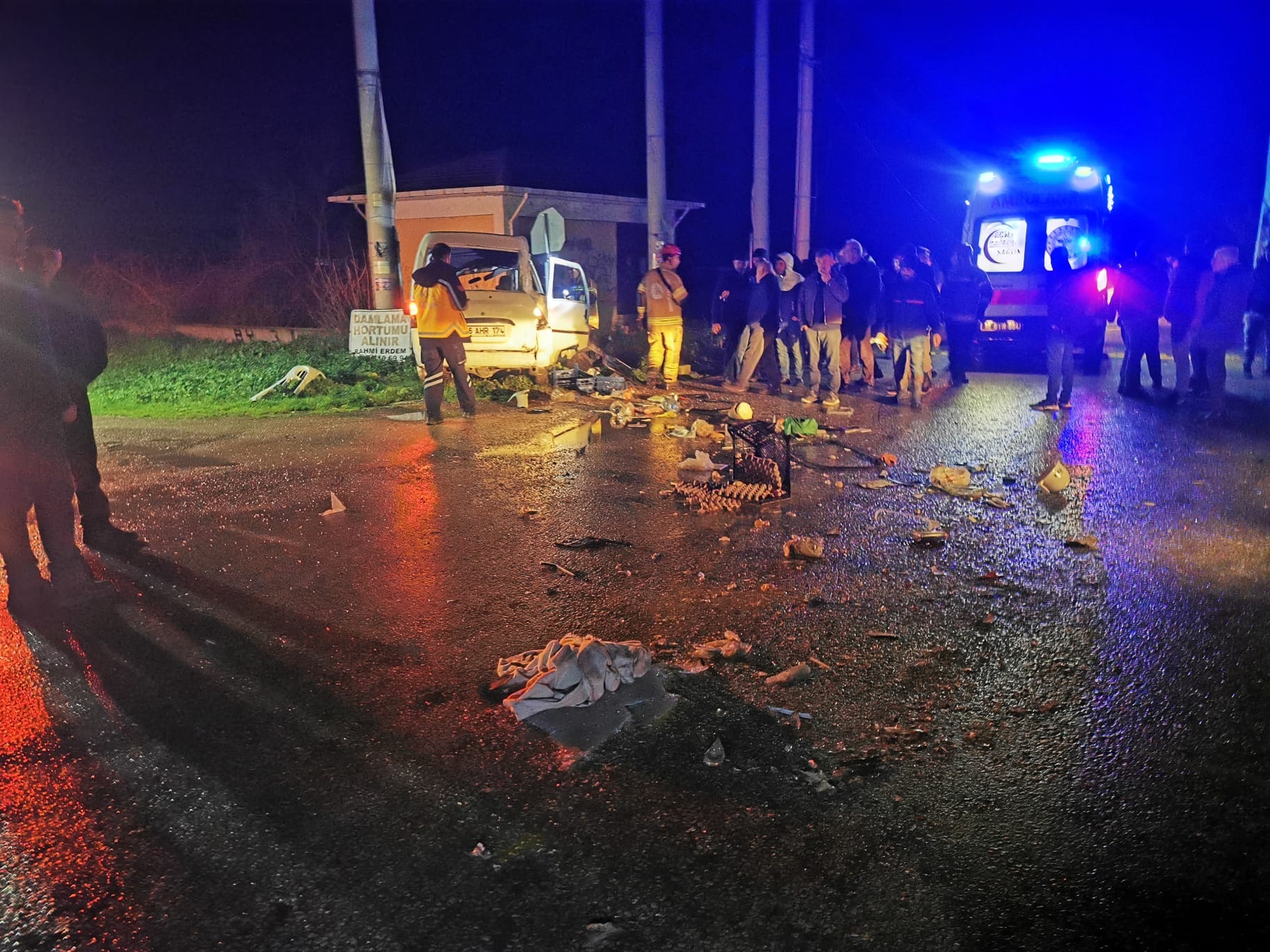 BURSA‘nın Karacabey ilçesinde, kamyon ile minibüsün çarpışması sonucu meydana gelen