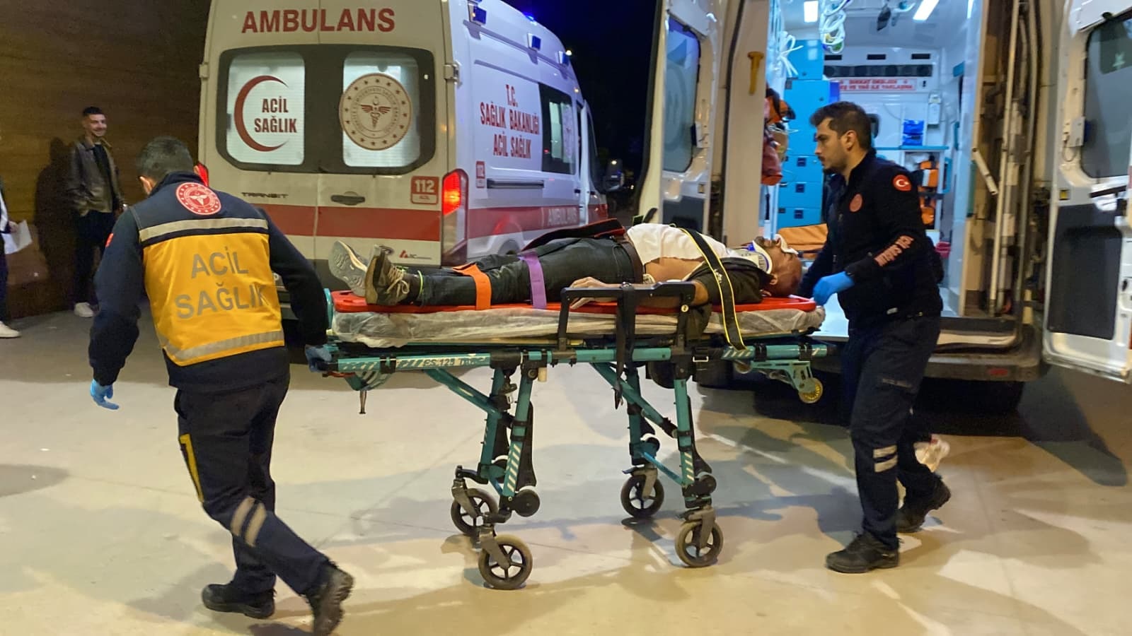 BURSA’nın İnegöl ilçesinde, yükleme yaptığı kamyonun kasasından dengesini kaybederek düşen