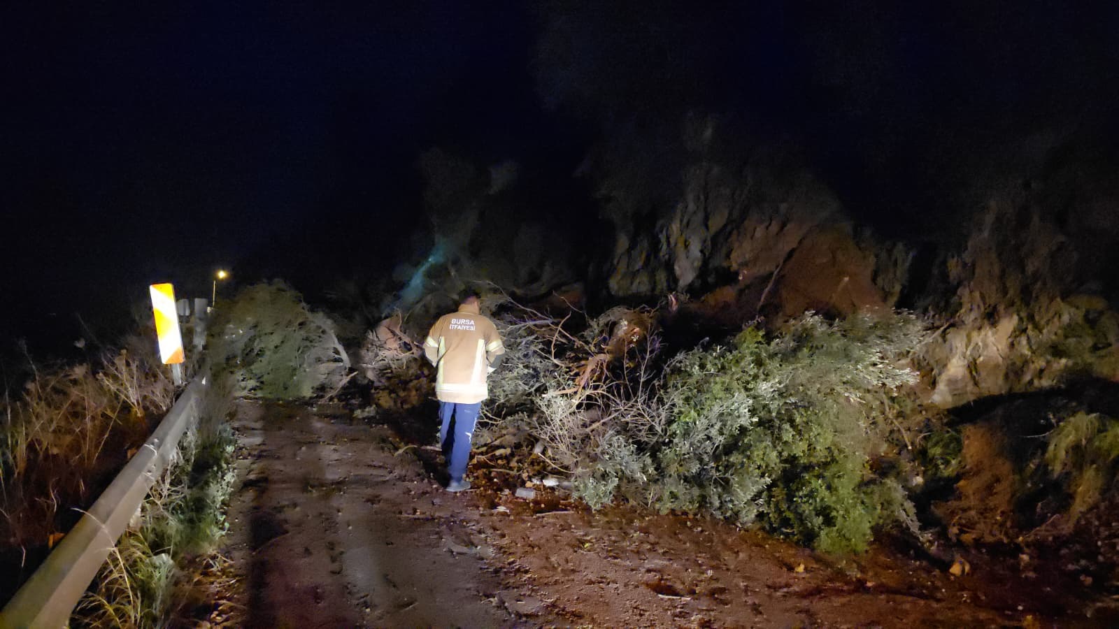 BURSA’nın Mudanya ilçesinde gece saatlerinde meydana gelen heyelan, sahil yolunun