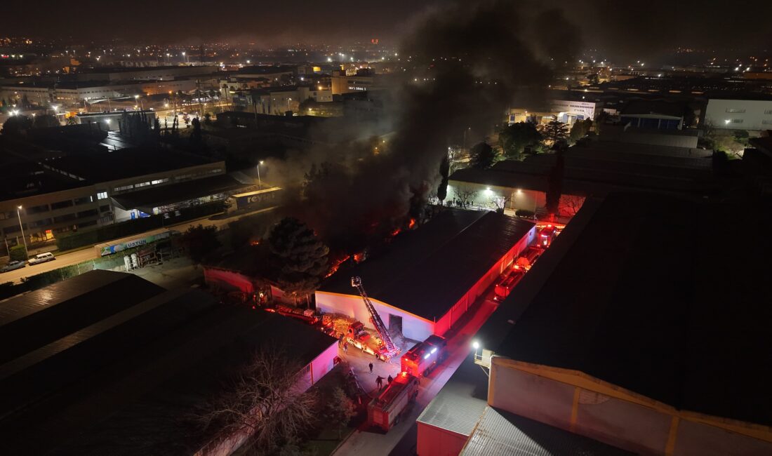 Bursa’nın Osmangazi ilçesinde bulunan bir tekstil fabrikasının depo bölümünde çıkan
