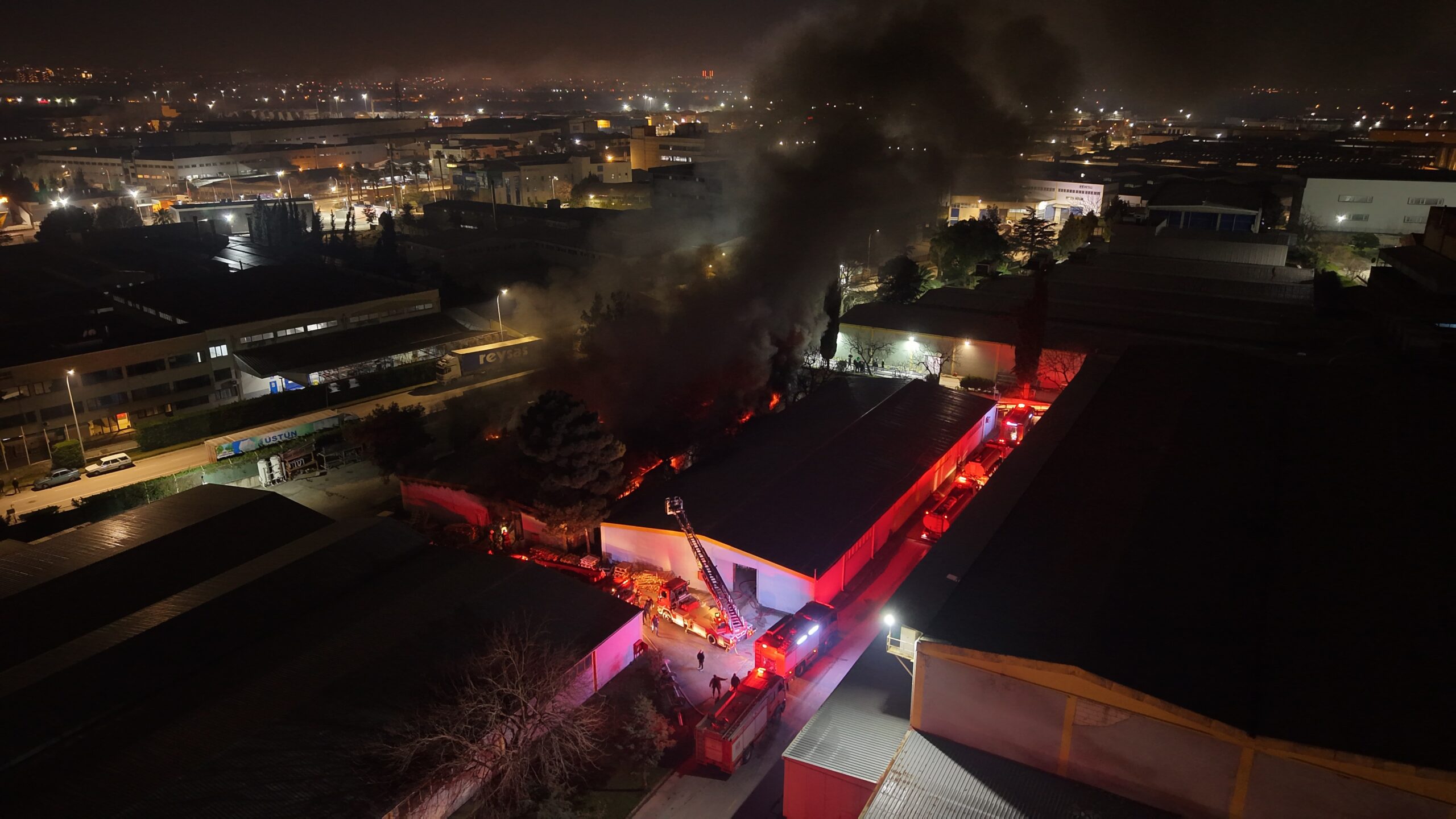 Bursa’nın Osmangazi ilçesinde bulunan bir tekstil fabrikasının depo bölümünde çıkan