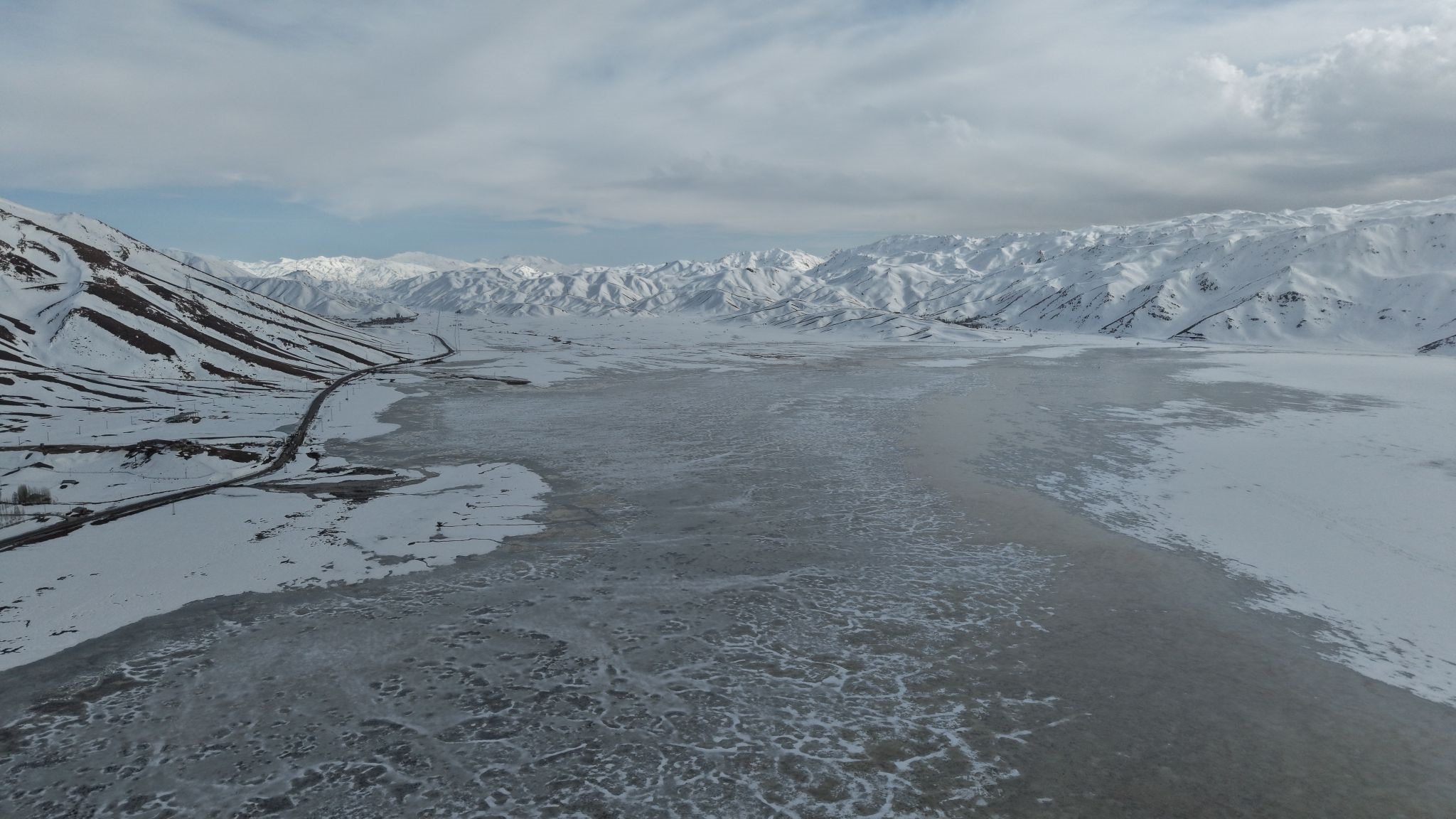 Hakkari’nin Yüksekova ilçesinde dondurucu soğuklar nedeniyle buzla kaplanan Nehil Sazlığı’nda,