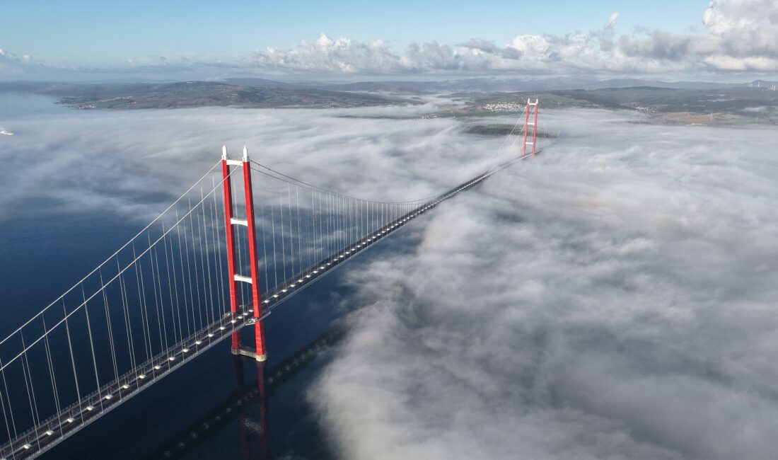 Çanakkale Boğazı, sabah saatlerinde etkisini artıran yoğun sis nedeniyle gemi