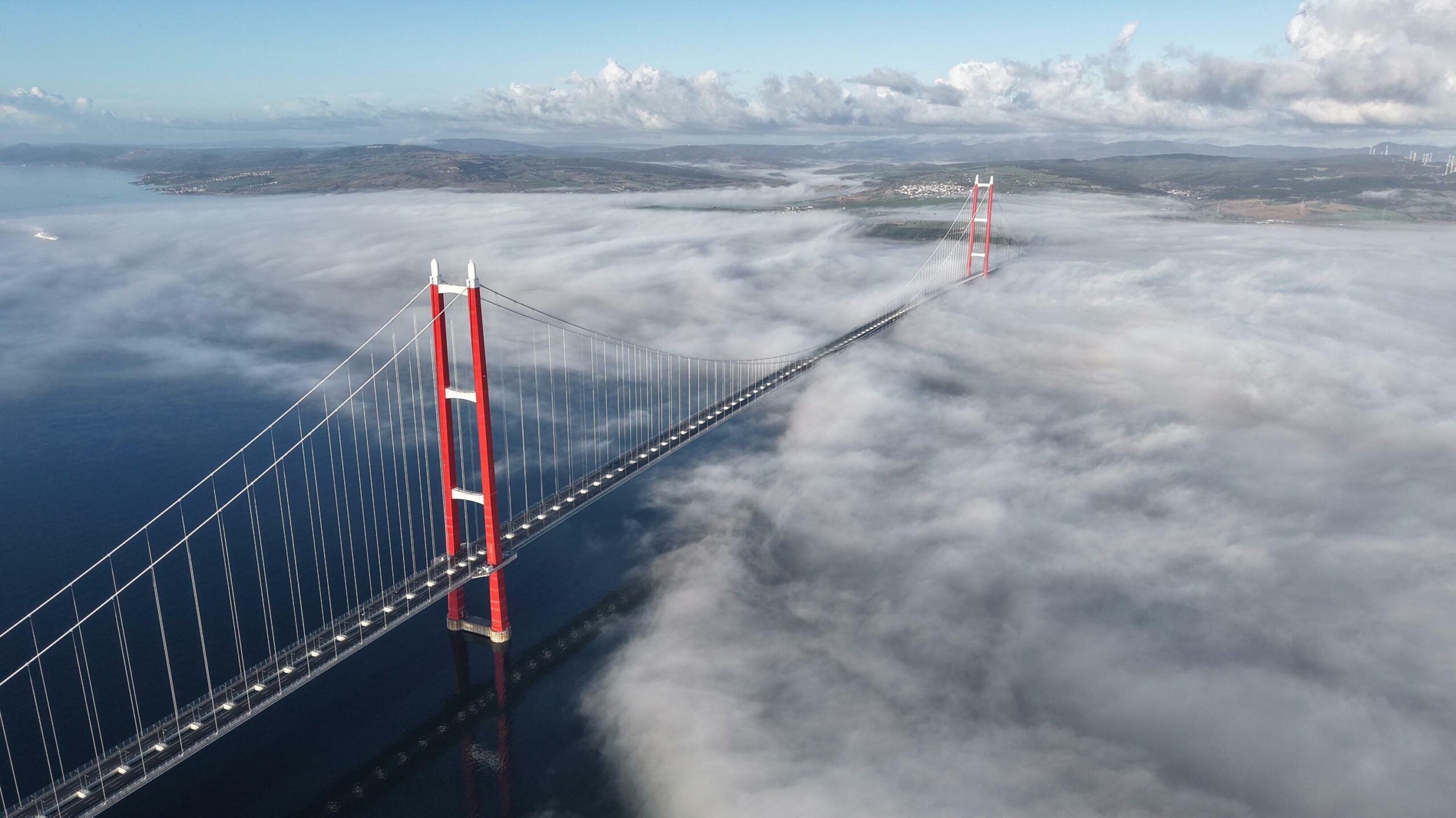 Çanakkale Boğazı, sabah saatlerinde etkisini artıran yoğun sis nedeniyle gemi