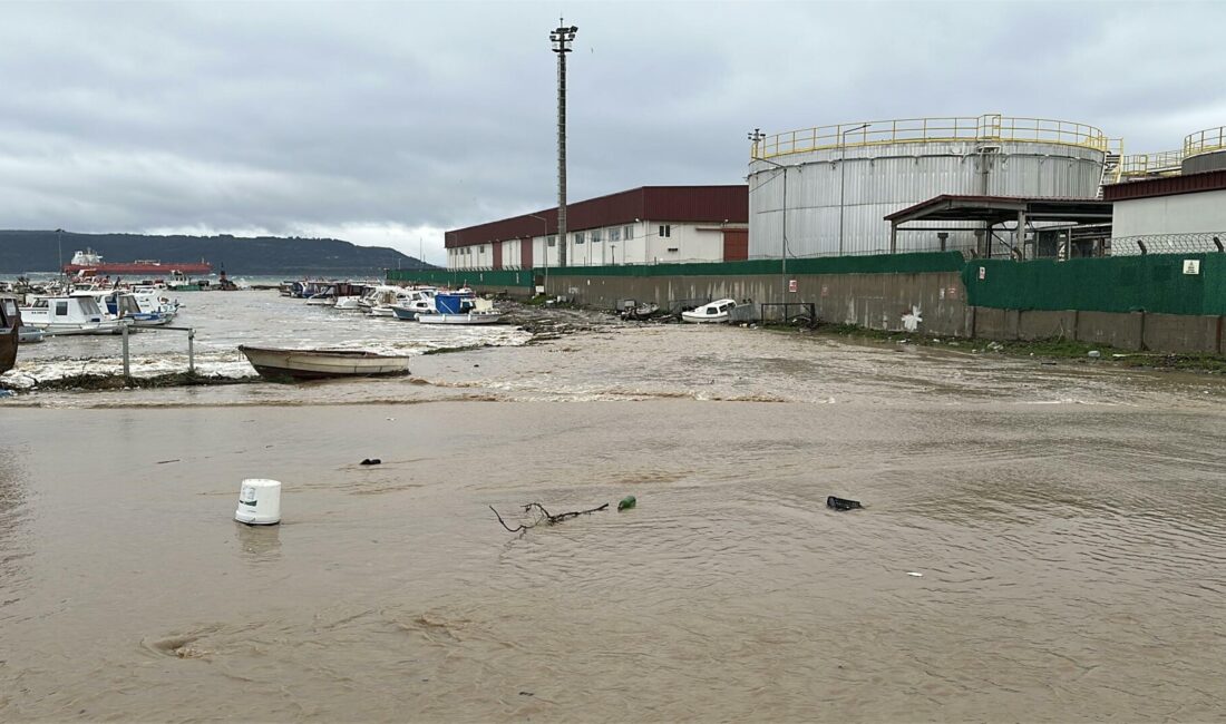Çanakkale’de günlerdir aralıklarla etkili olan şiddetli sağanak yağış, hayatı olumsuz