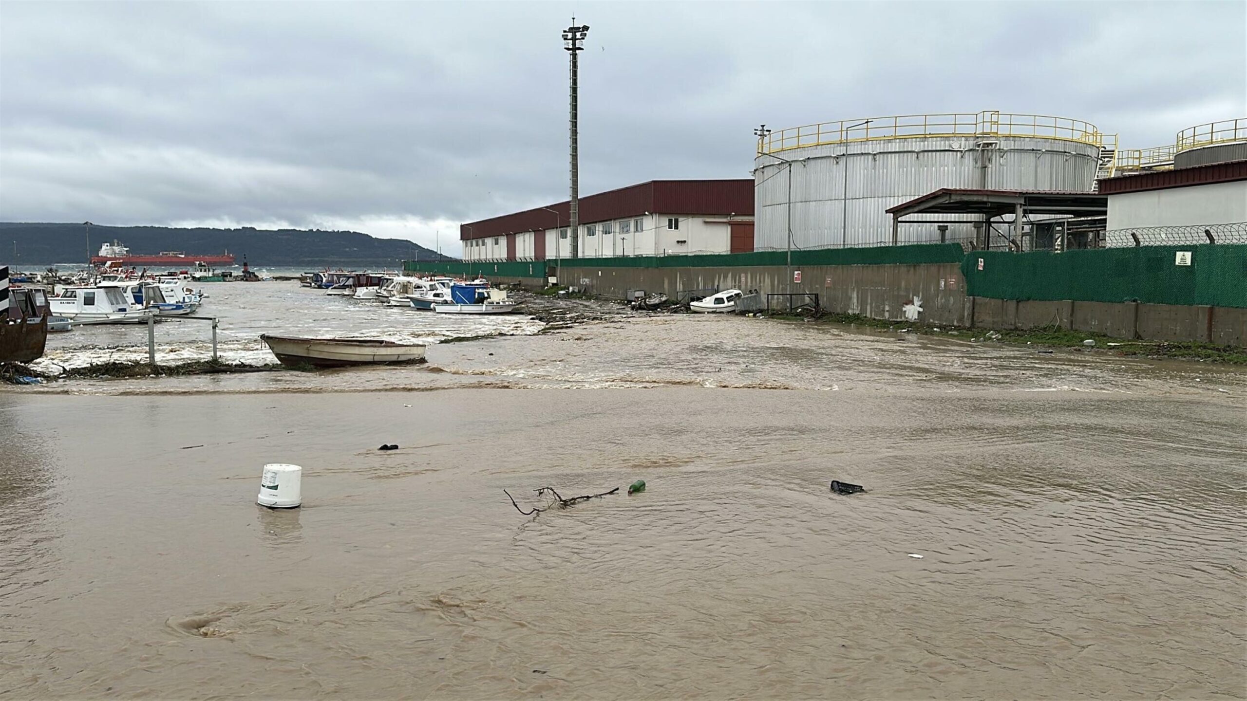 Çanakkale’de günlerdir aralıklarla etkili olan şiddetli sağanak yağış, hayatı olumsuz