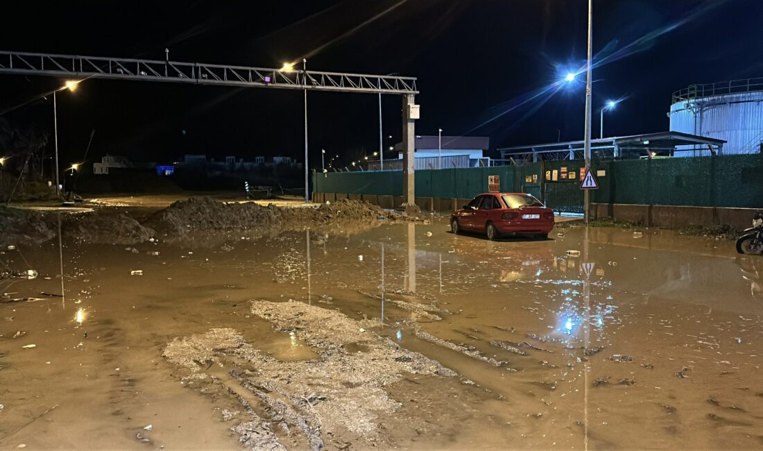 Çanakkale’de günlerdir aralıklarla devam eden kuvvetli sağanak yağış, kent merkezinden