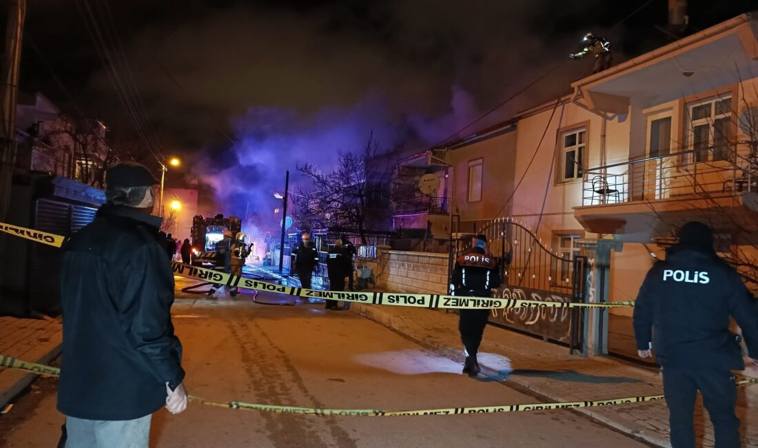 Karaman’da iki katlı bir evin çatısında çıkan yangın, rüzgarın şiddetiyle