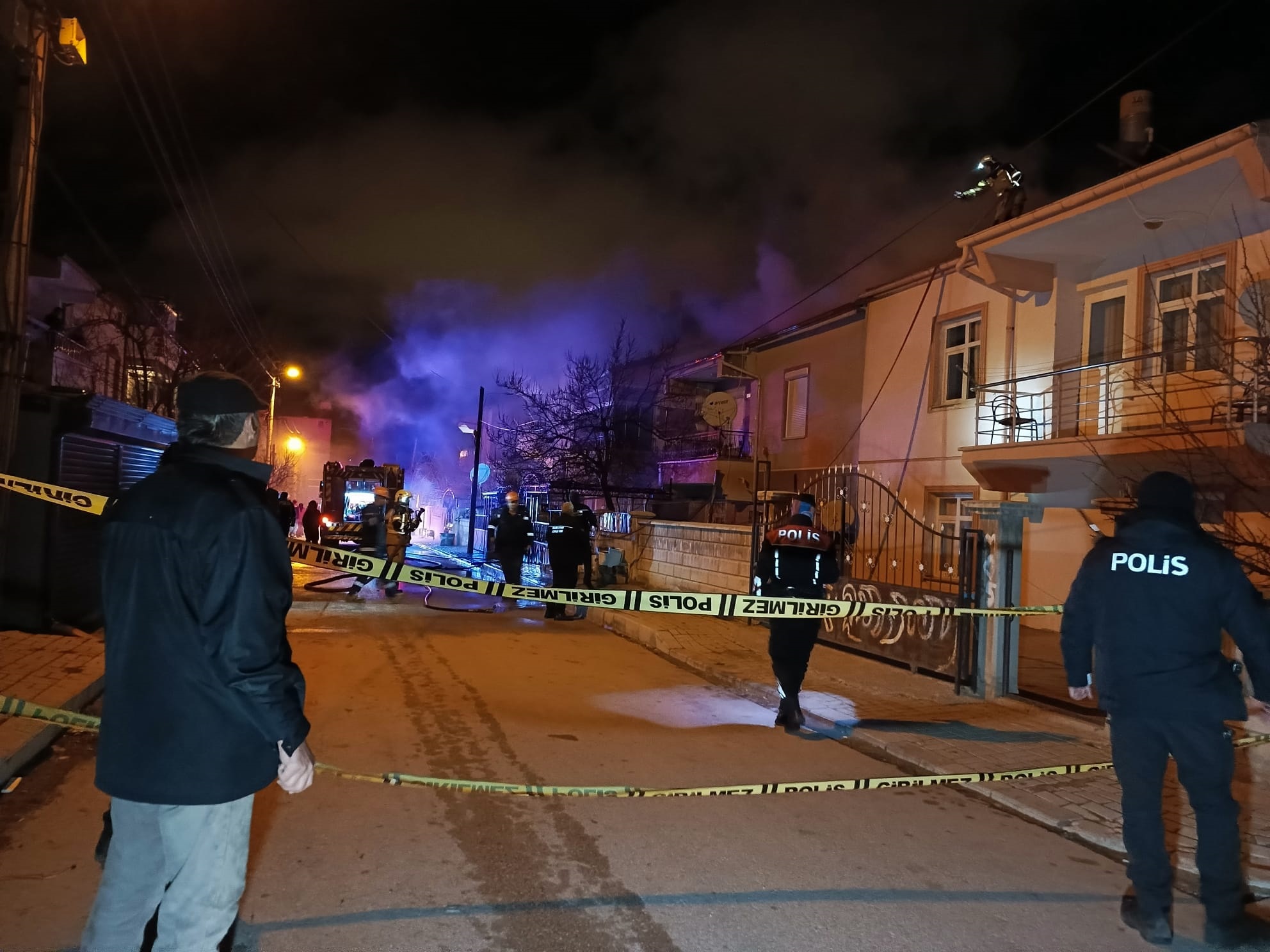 Karaman’da iki katlı bir evin çatısında çıkan yangın, rüzgarın şiddetiyle