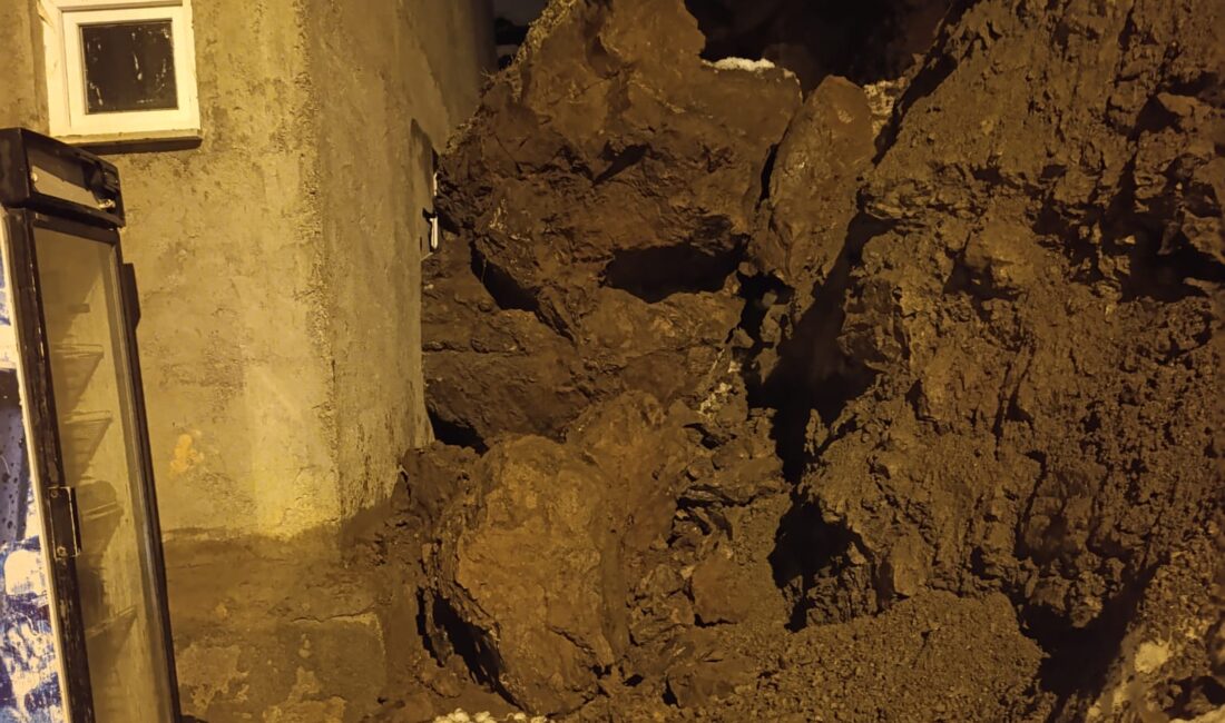 Hakkari’de dağdan kopan dev kaya parçaları, yerleşim yerine yuvarlanarak bir