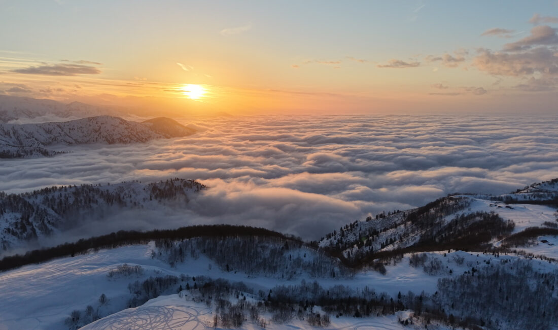 Rize’nin Güneysu ilçesinde bulunan 1800 rakımlı Handüzü Yaylası, karla kaplı