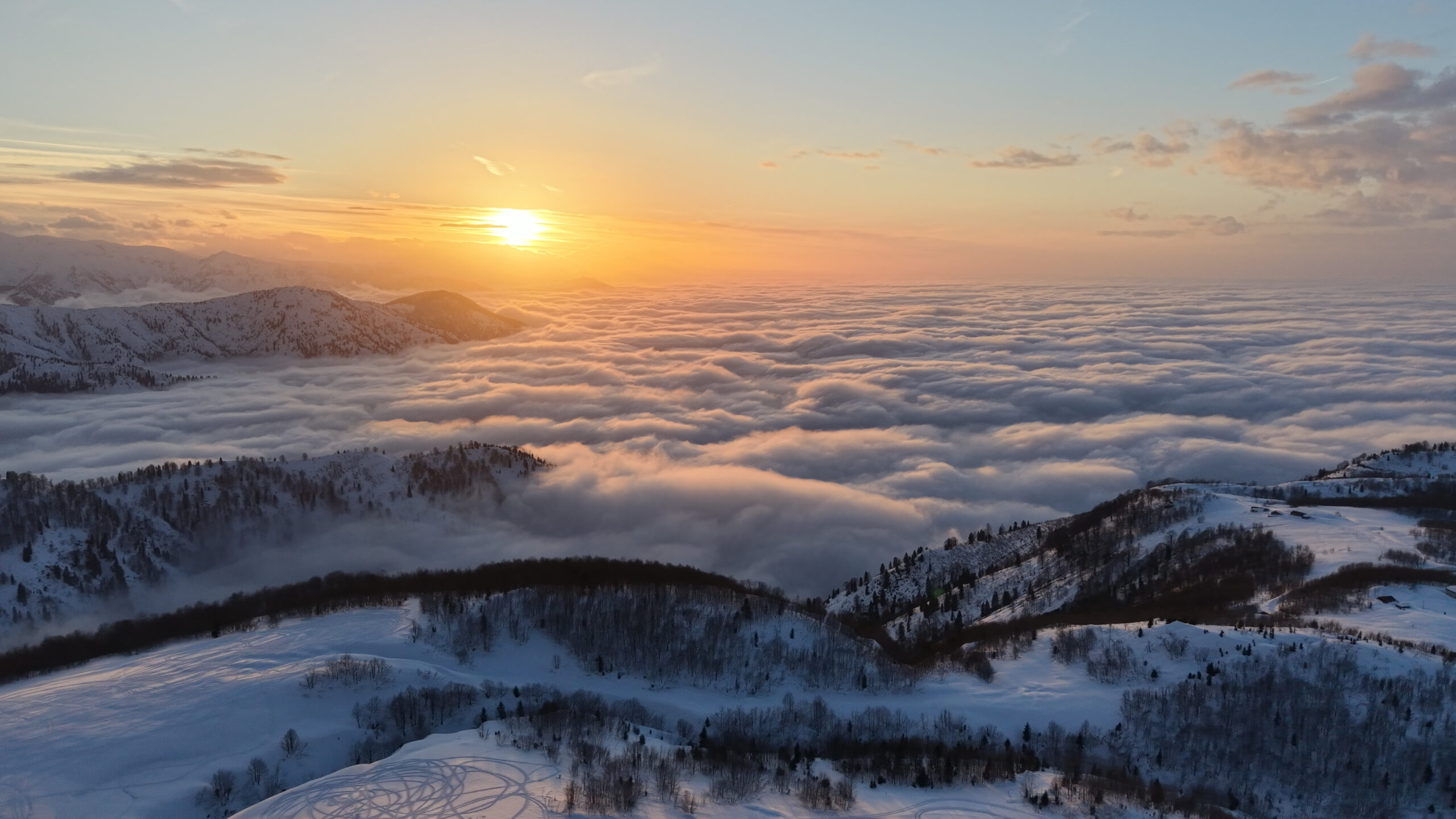 Rize’nin Güneysu ilçesinde bulunan 1800 rakımlı Handüzü Yaylası, karla kaplı