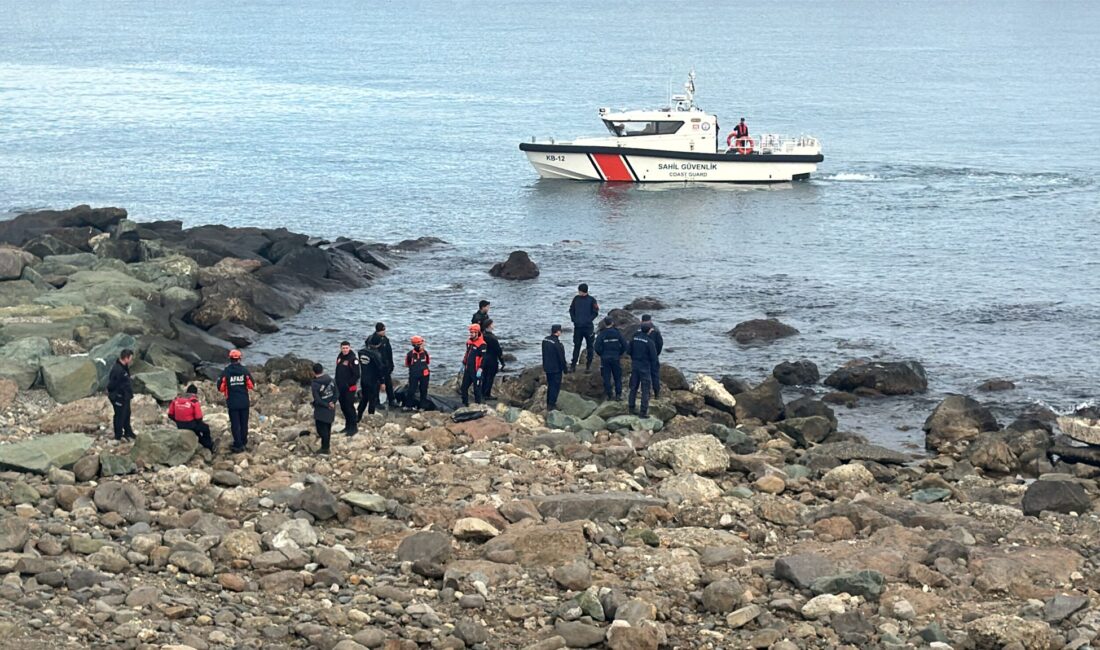 Trabzon’un Pazarkapı Mahallesi sahilinde sabah saatlerinde denizde hareketsiz bir kişi