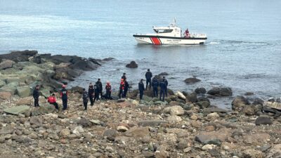 Trabzon’un Pazarkapı Mahallesi sahilinde sabah saatlerinde denizde hareketsiz bir kişi