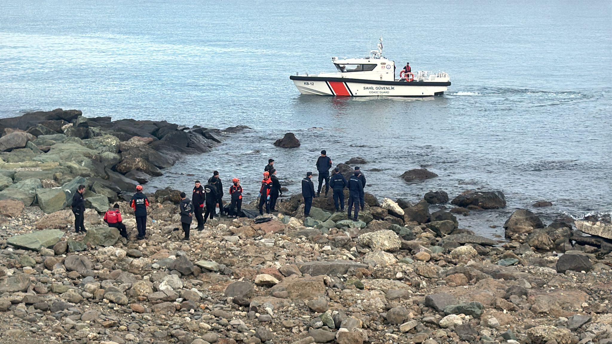 Trabzon’un Pazarkapı Mahallesi sahilinde sabah saatlerinde denizde hareketsiz bir kişi