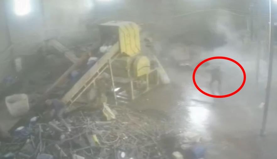 Bursa‘nın Osmangazi ilçesinde bir geri dönüşüm tesisinde çalışan kaynak ustası