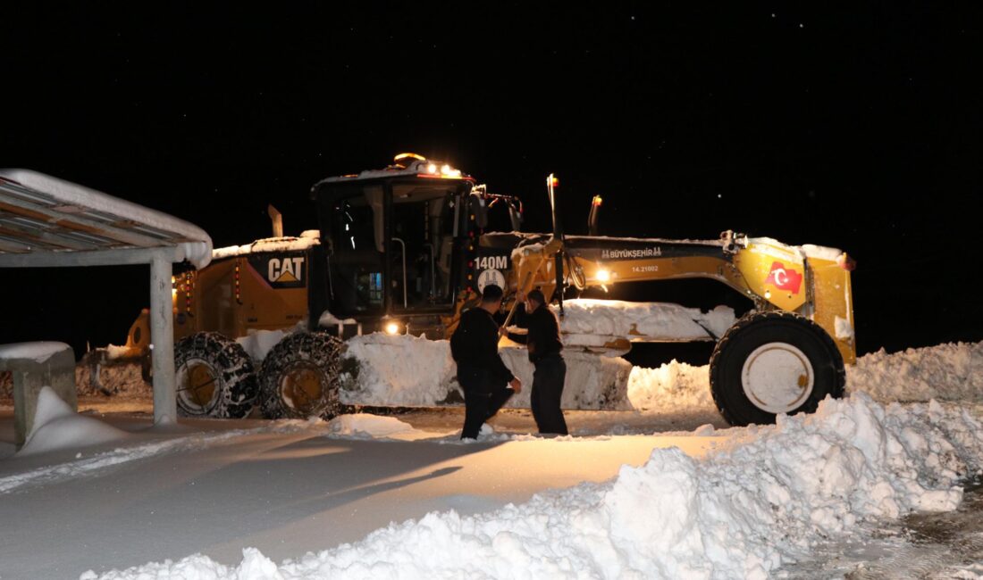  Erzurum’un Oltu ilçesinde kar yağışı nedeniyle yolu kapanan ve elektrik