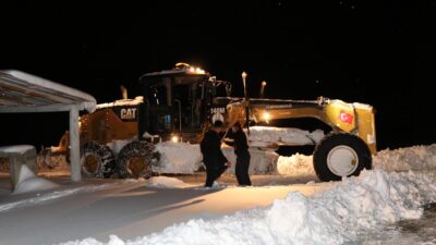  Erzurum’un Oltu ilçesinde kar yağışı nedeniyle yolu kapanan ve elektrik