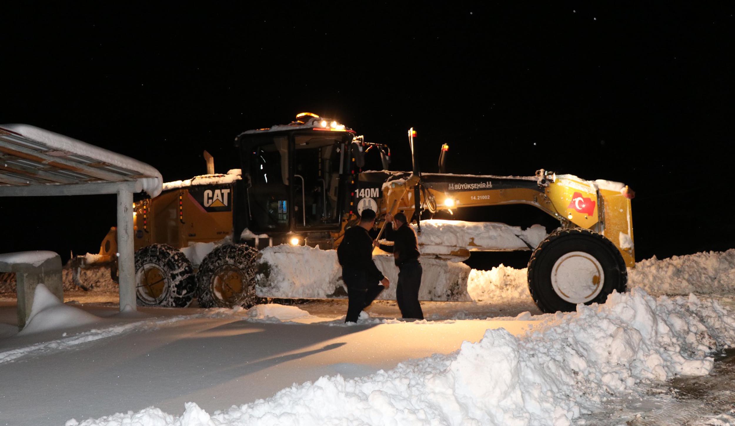  Erzurum’un Oltu ilçesinde kar yağışı nedeniyle yolu kapanan ve elektrik