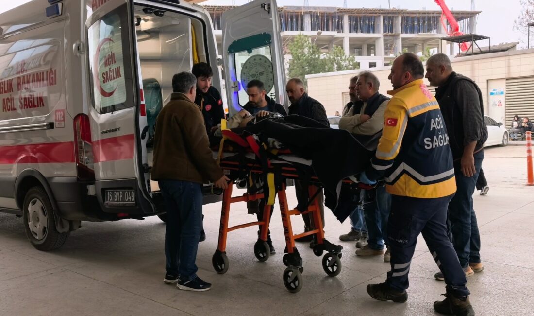 Bursa’nın İnegöl ilçesinde, inşaat çalışması sırasında taşıdığı demirin enerji nakil