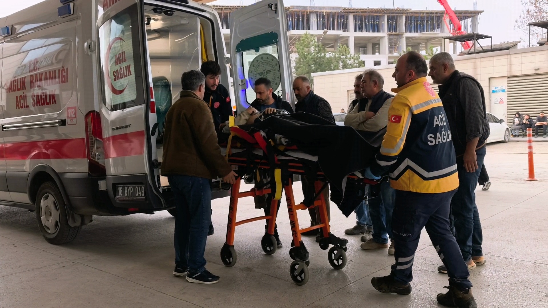 Bursa’nın İnegöl ilçesinde, inşaat çalışması sırasında taşıdığı demirin enerji nakil