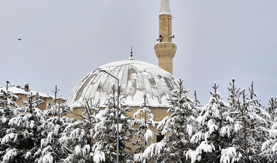 Erzurum’da etkili olan yoğun kar yağışı hayatı olumsuz etkiliyor. Kent