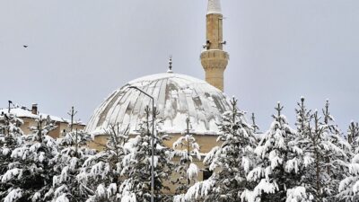 Erzurum’da etkili olan yoğun kar yağışı hayatı olumsuz etkiliyor. Kent