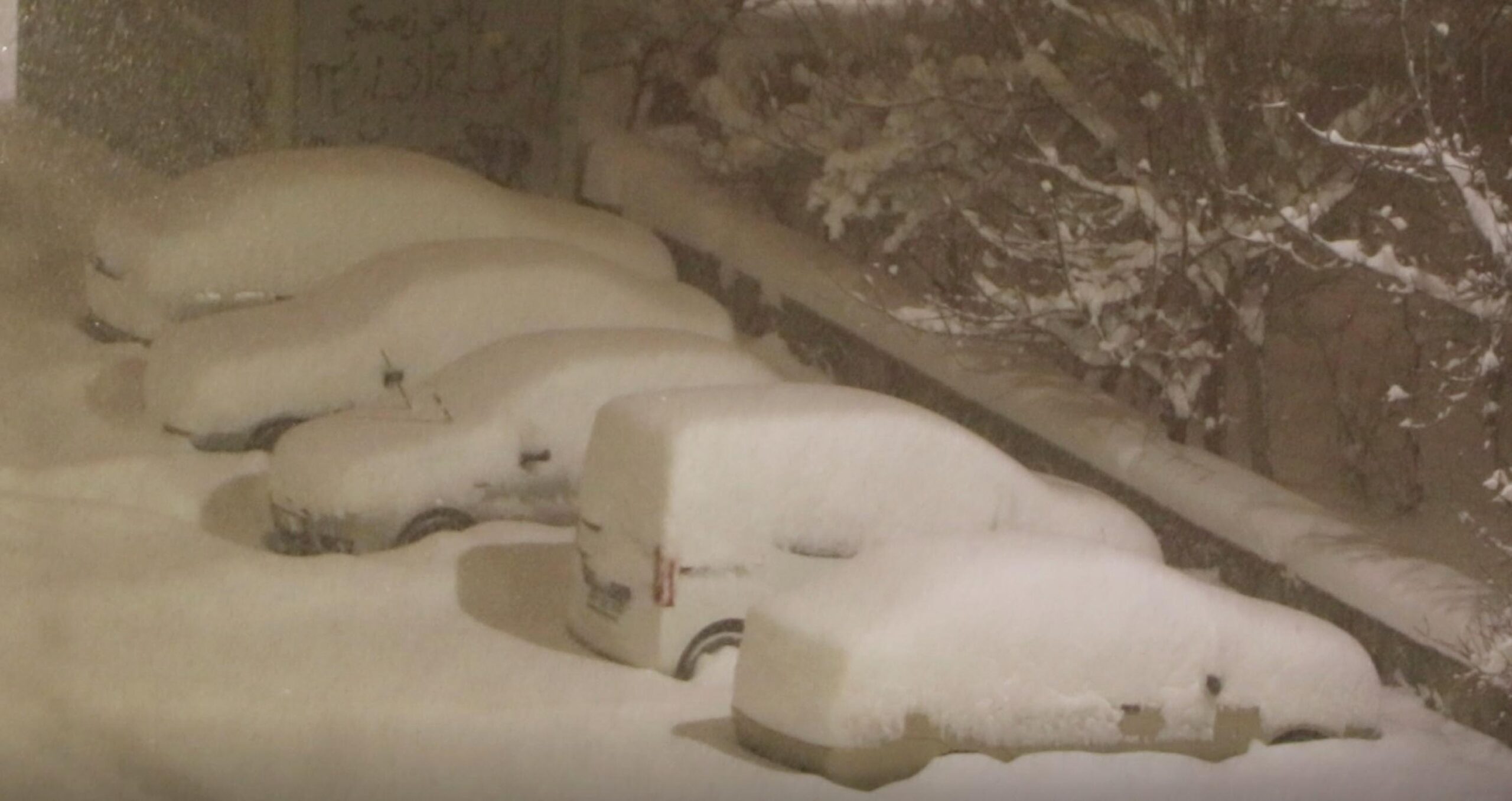 Erzurum’da gece saatlerinden itibaren etkisini artıran yoğun kar yağışı hayatı