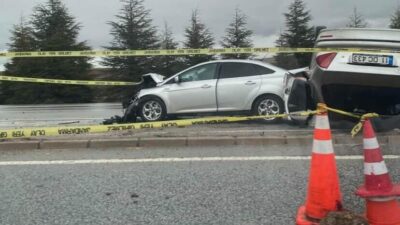 Eskişehir-Ankara karayolunda iki otomobilin çarpışması sonucu meydana gelen trafik kazasında