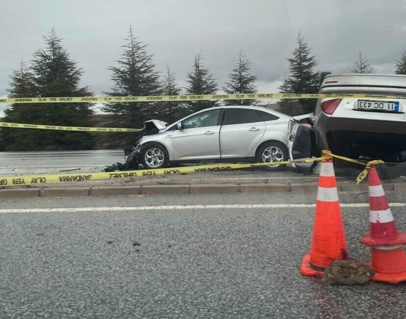 Eskişehir-Ankara karayolunda iki otomobilin çarpışması sonucu meydana gelen trafik kazasında