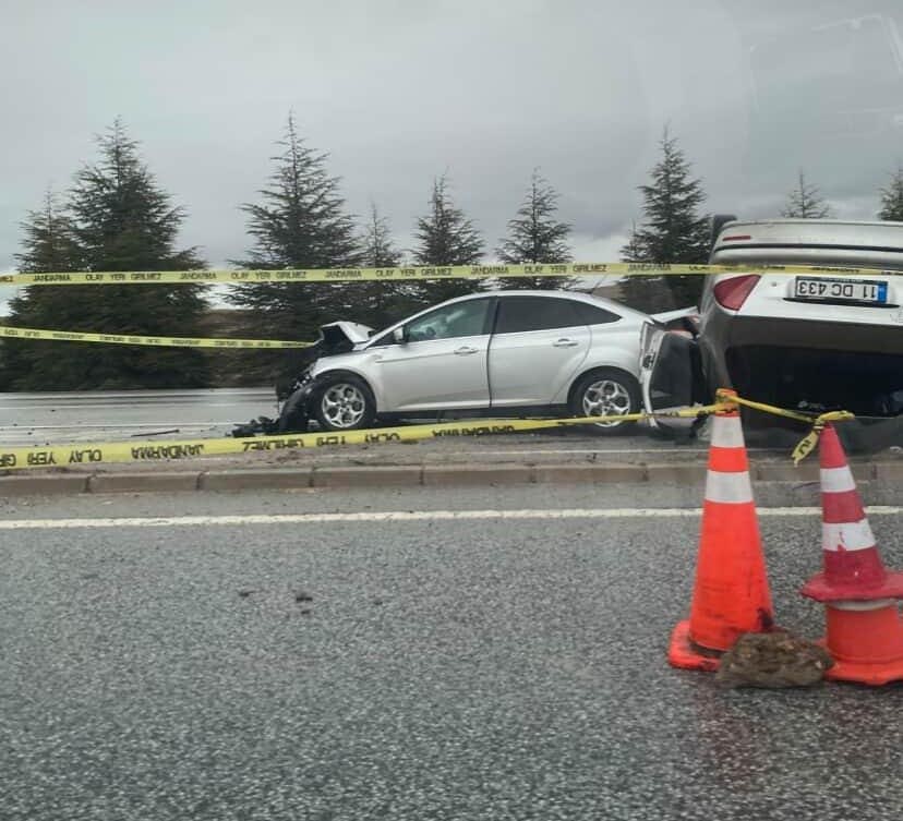Eskişehir-Ankara karayolunda iki otomobilin çarpışması sonucu meydana gelen trafik kazasında