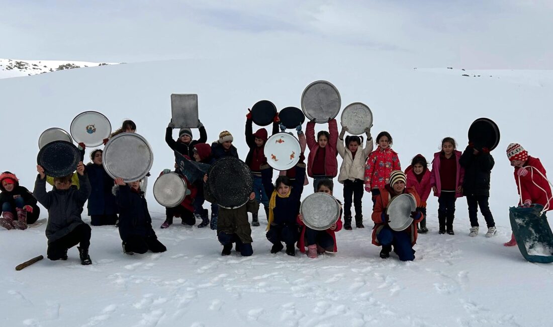 Ağrı’nın Patnos ilçesinde bulunan Yukarı Kulecik İlkokulu öğrencileri, evlerinden getirdikleri