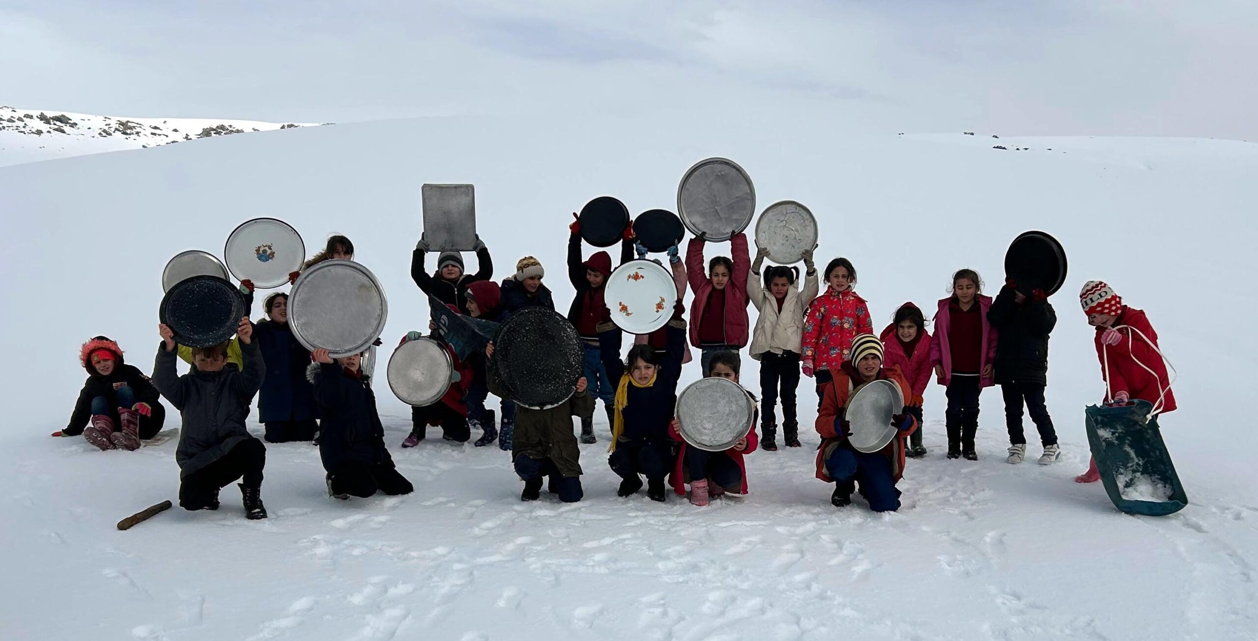 Ağrı’nın Patnos ilçesinde bulunan Yukarı Kulecik İlkokulu öğrencileri, evlerinden getirdikleri