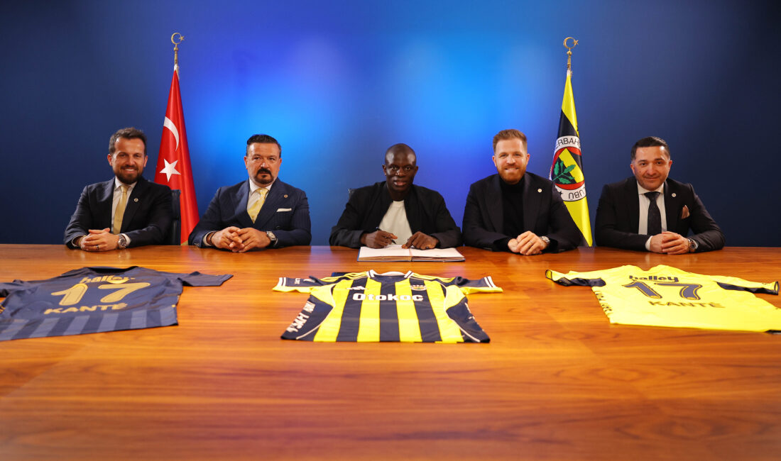 Fenerbahçe, kariyeri başarılarla dolu dünyaca ünlü Fransız orta saha oyuncusu