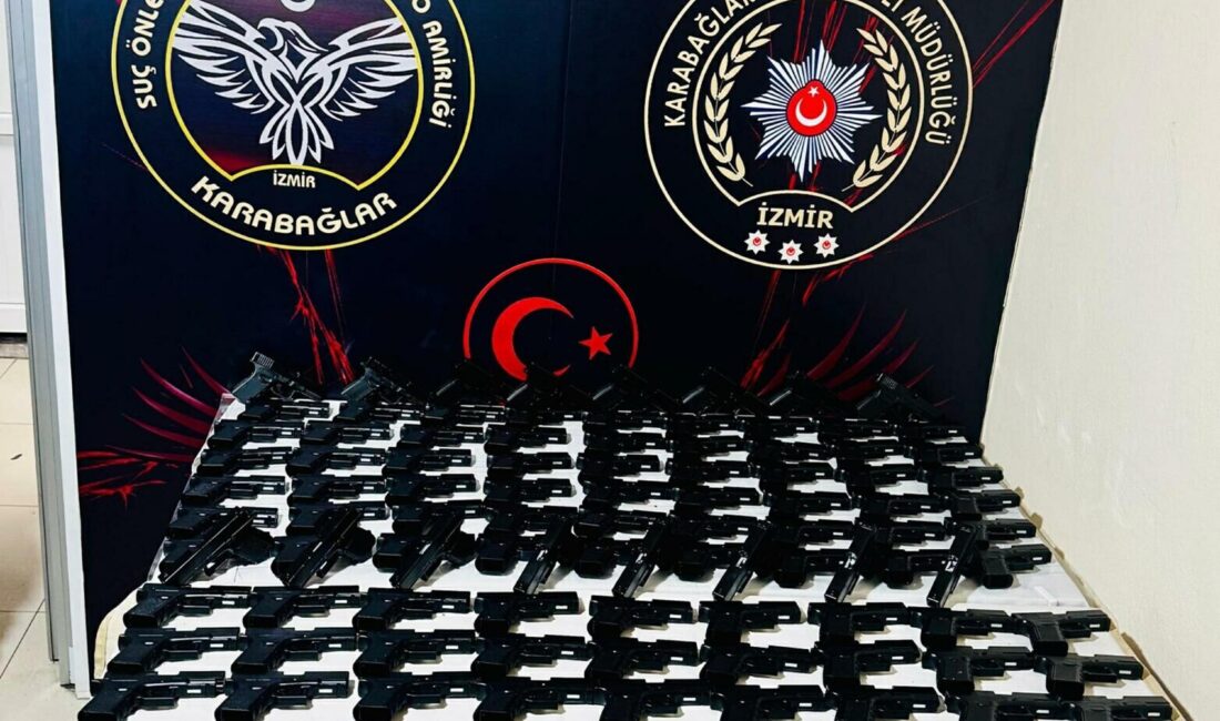 İZMİR‘in Karabağlar ilçesinde polisin bir adrese gerçekleştirdiği operasyonda, güvercin kümesine