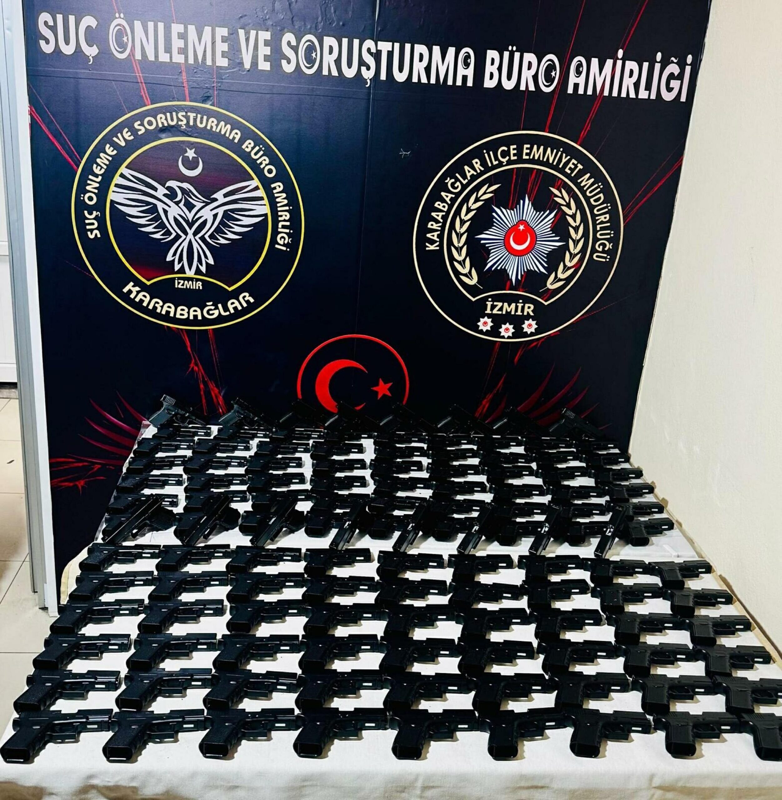 İZMİR‘in Karabağlar ilçesinde polisin bir adrese gerçekleştirdiği operasyonda, güvercin kümesine