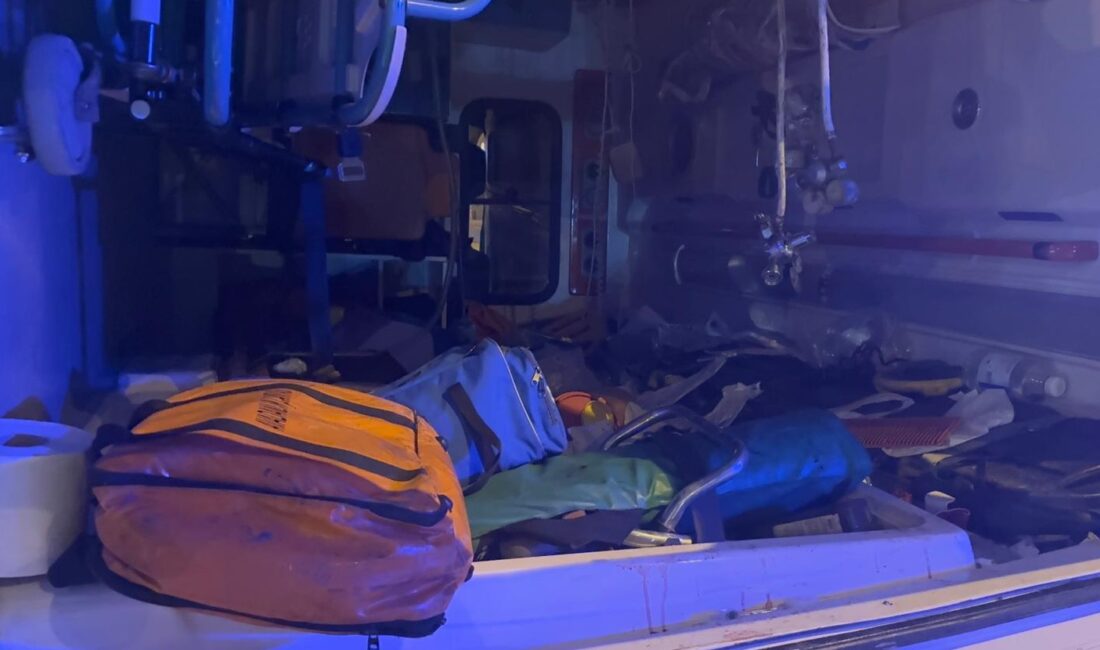 Mersin’in Yenişehir ilçesinde hasta taşıyan bir ambulans ile cipin kafa