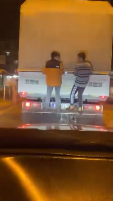HATAY‘ın Reyhanlı ilçesinde, hareket halindeki bir kamyonetin arkasına asılarak ilerleyen