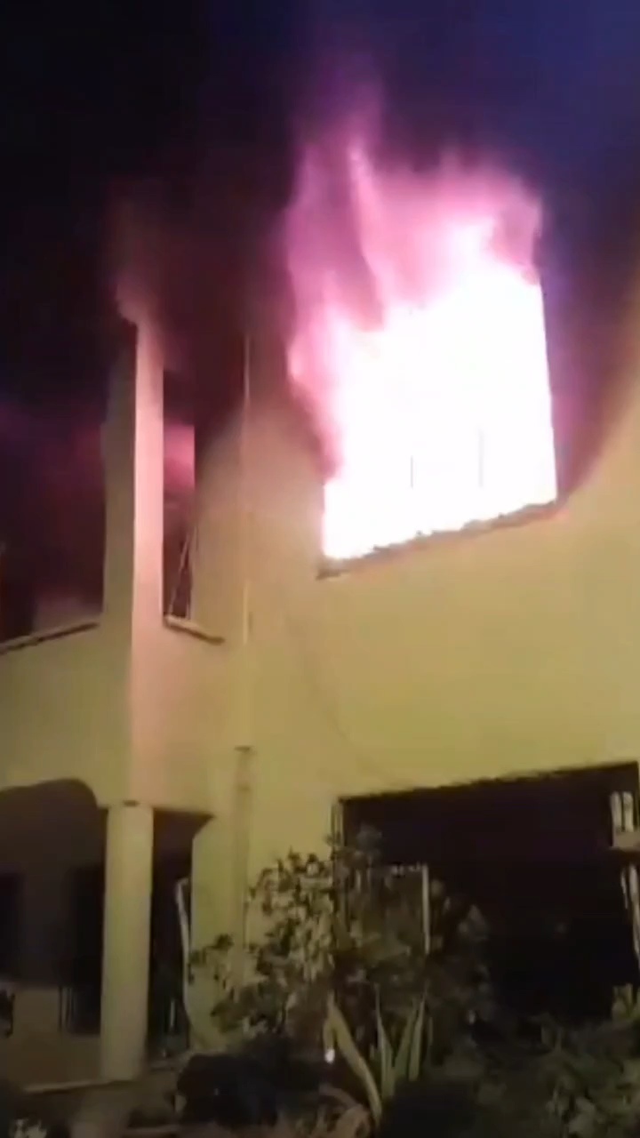 Hatay’ın Samandağ ilçesinde 3 katlı bir binanın ikinci katında çıkan