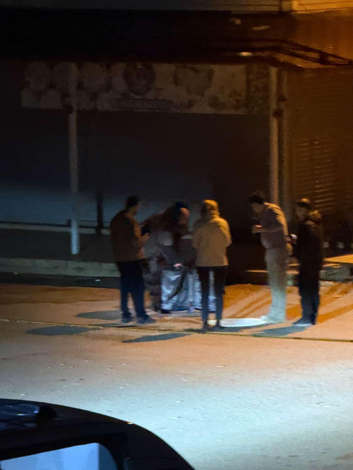 Hatay’ın Reyhanlı ilçesinde yol kenarına bırakılan sahipsiz bir valiz, mahalle