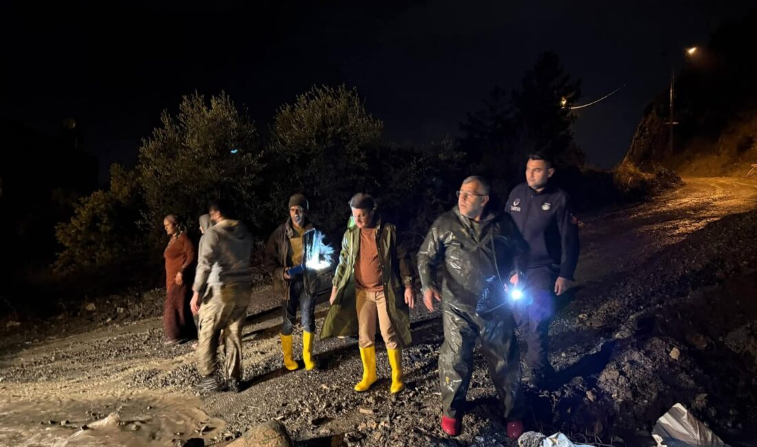 Hatay’ın Dörtyol ilçesinde etkili olan şiddetli sağanak yağış, toprak kaymasına