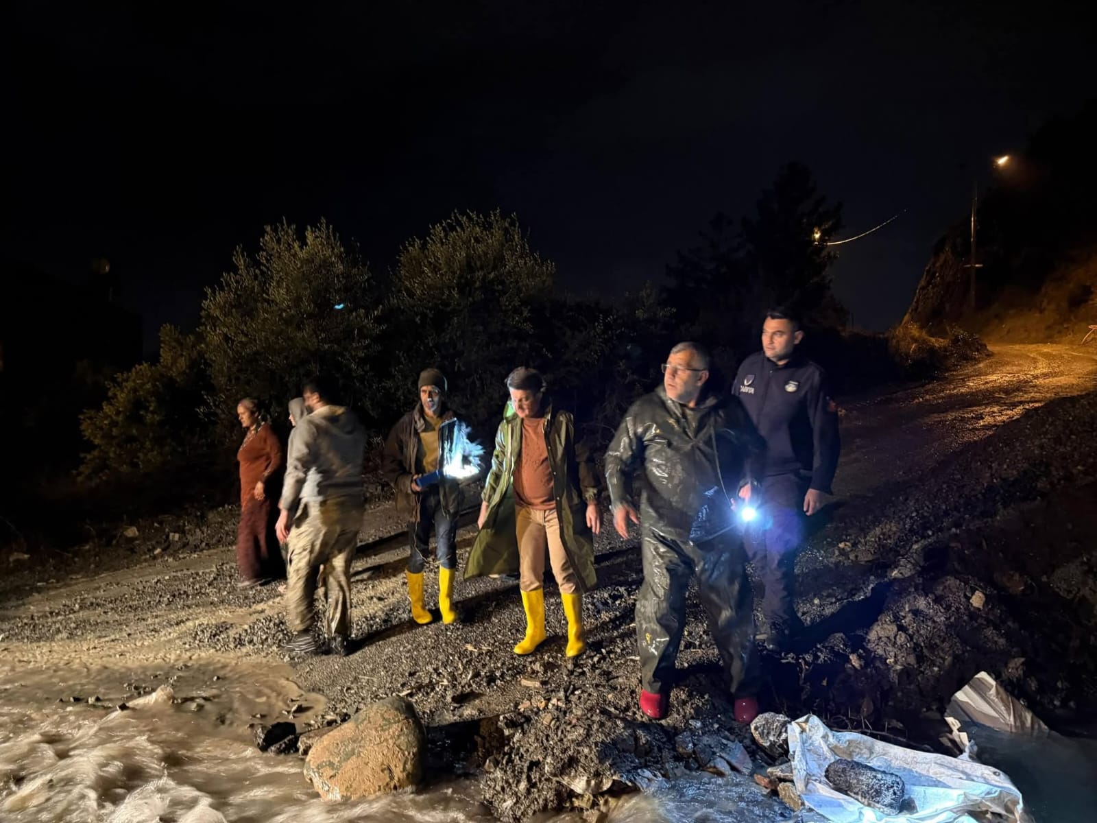 Hatay’ın Dörtyol ilçesinde etkili olan şiddetli sağanak yağış, toprak kaymasına